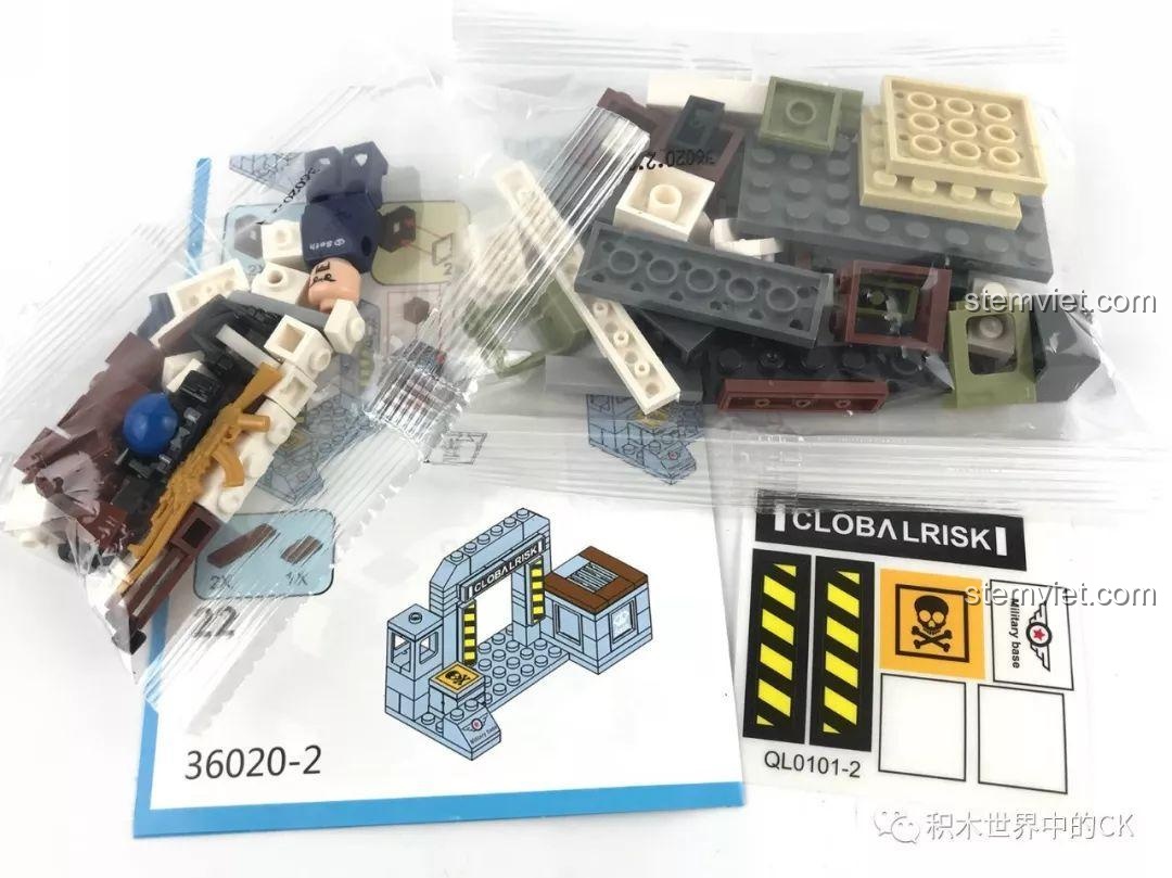 Bên trong hộp bộ lắp ghép Chiến trường sinh tồn LELE 36020, hiển thị các túi mảnh ghép và sách hướng dẫn.