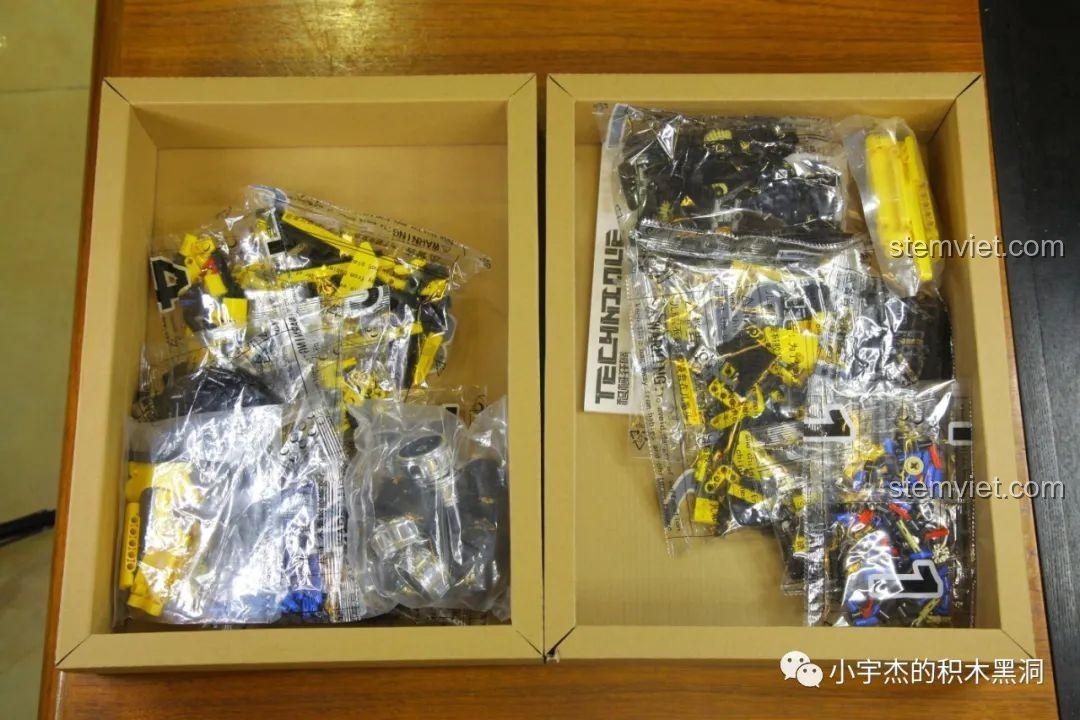 Bên trong hộp lớn SY 8617 là hai hộp carton nhỏ chứa các túi chi tiết lắp ráp.