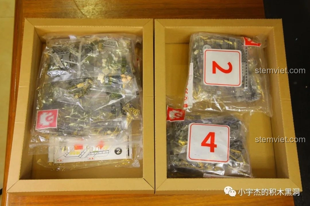 Bên trong hộp đồ chơi lắp ráp Máy bay vận tải quân sự Vận-20 SEMBO 202130 với hai hộp nhỏ