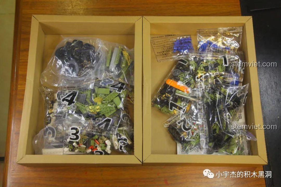 Bên trong hộp lớn là hai hộp carton nhỏ chứa các túi chi tiết của bộ lắp ráp Mô hình Land Rover Defender.