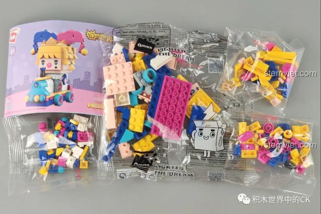 Bên trong hộp mù nhân vật Mini World QMAN: các túi mảnh ghép, sticker và sách hướng dẫn lắp ráp chi tiết.