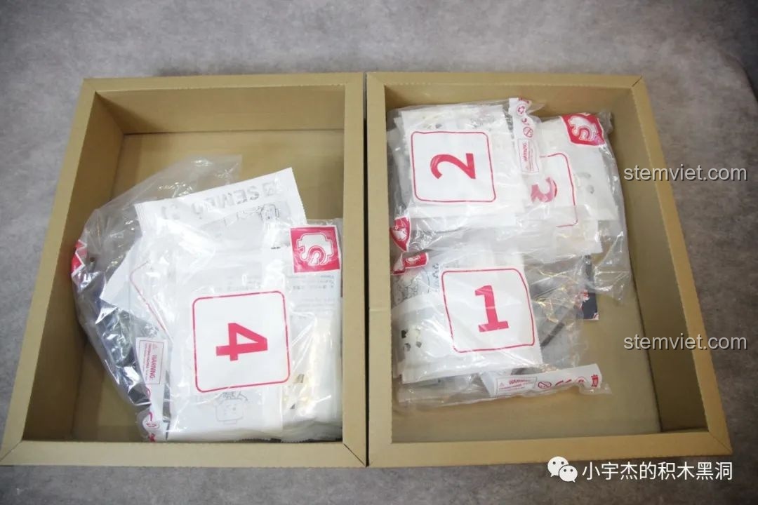 Bên trong hộp lớn là hai hộp carton nhỏ chứa các túi chi tiết của bộ lắp ráp SEMBO 107105.