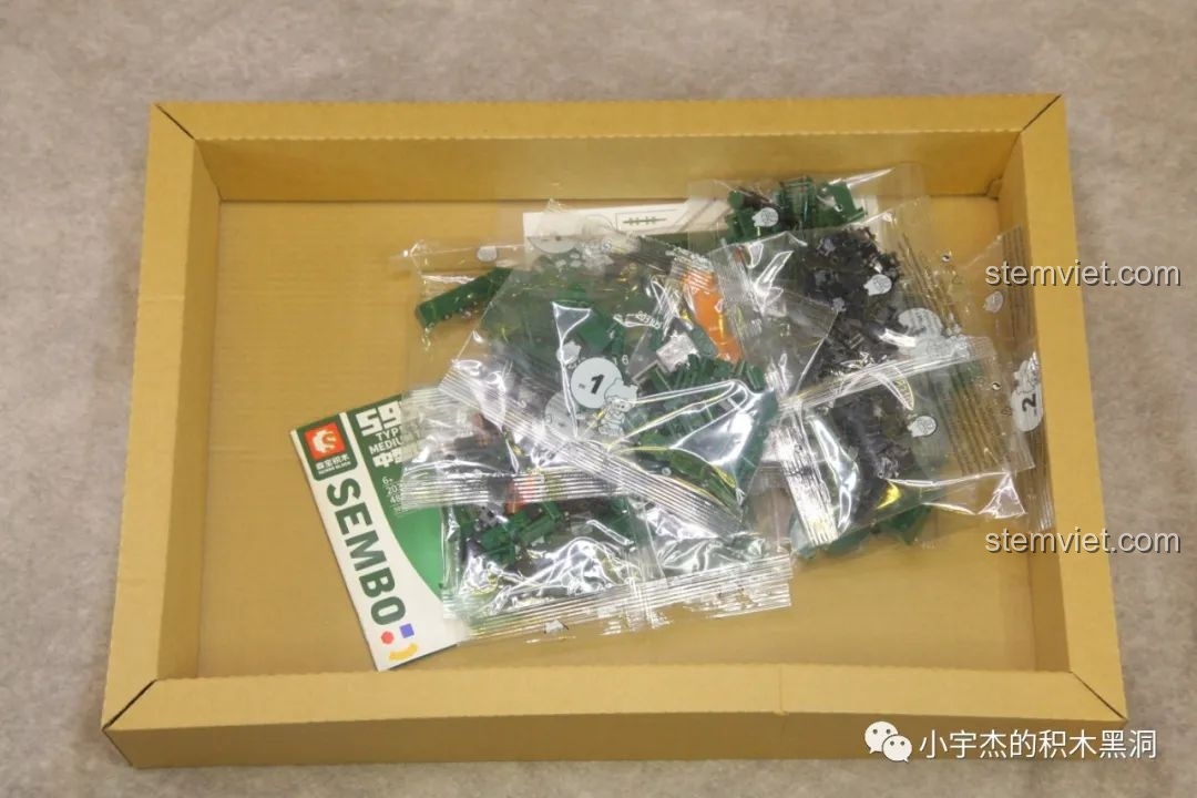 Các túi chi tiết và sách hướng dẫn bên trong hộp bộ lắp ráp Xe tăng Type 59 SEMBO 203105, sắp xếp gọn gàng.