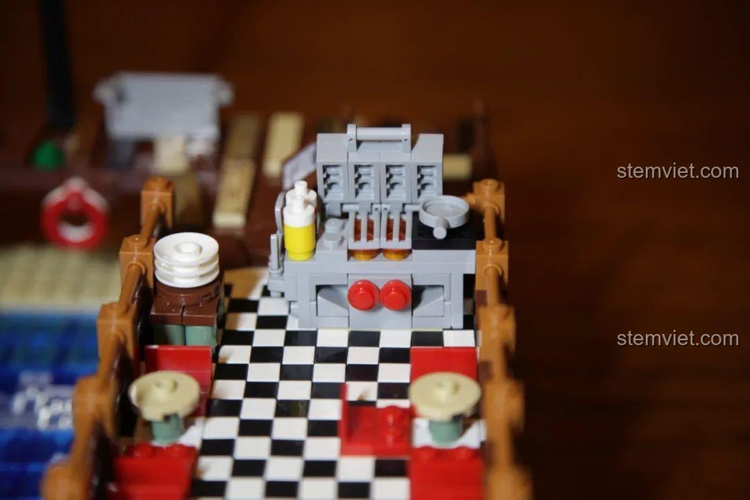 Cận cảnh khu vực bếp nướng BBQ của nhà hàng trong bộ xếp hình Nhà hàng trên cầu tàu cho con trai từ 6 tuổi.