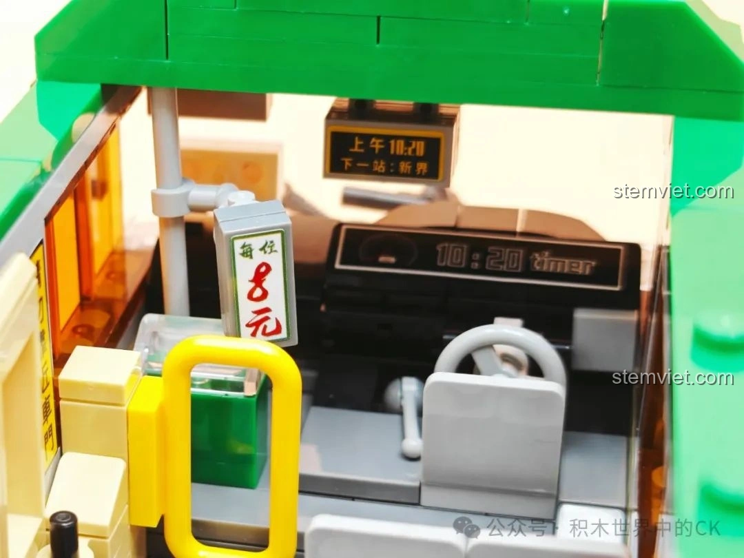 Các biển báo nhỏ bên trong nội thất của mô hình ZheGao 991013 Xe Buýt Cổ Điển Hồng Kông, tăng tính chân thực.