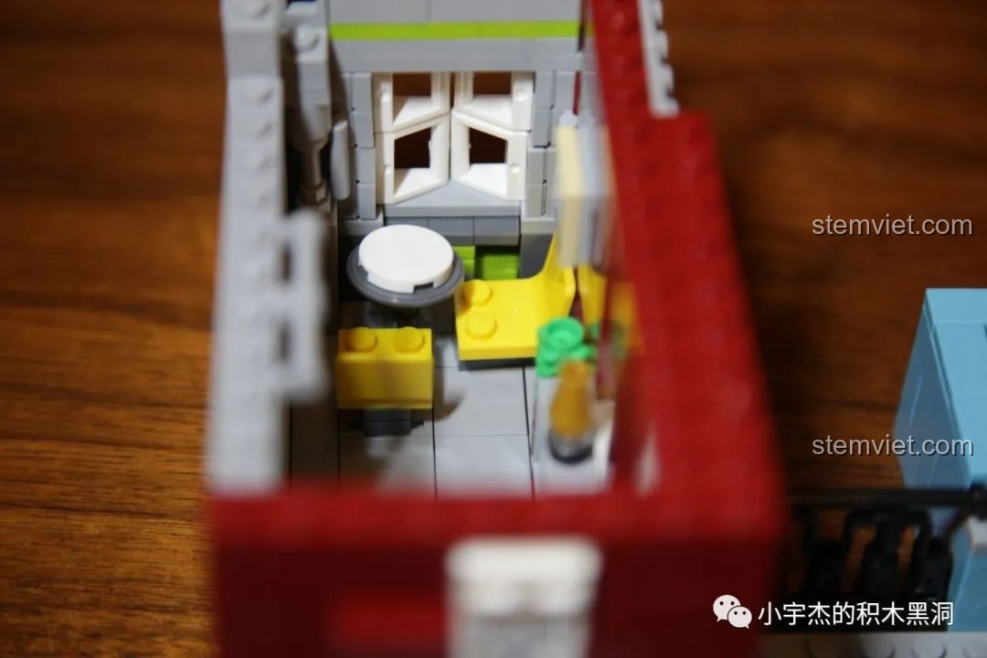 Cận cảnh biển hiệu HOTEL được lắp ráp từ các mảnh ghép màu vàng.