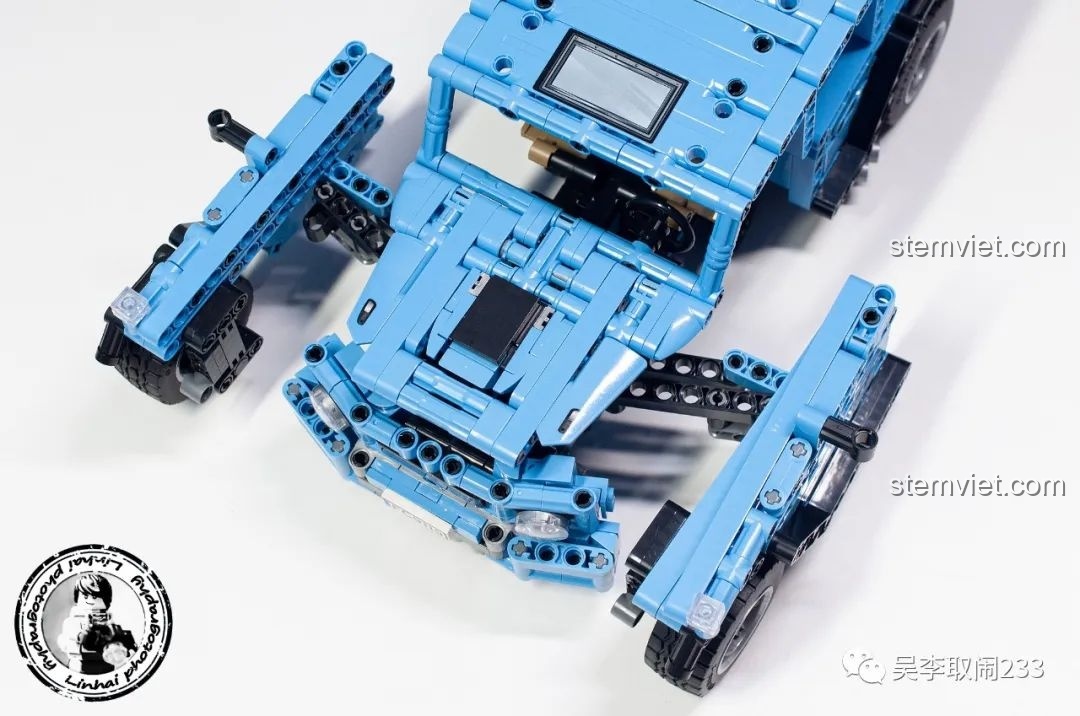 Bước đầu tiên trong quá trình biến hình của Xe Địa Hình Biến Robot Xanh FC9119: tách hai bánh trước.