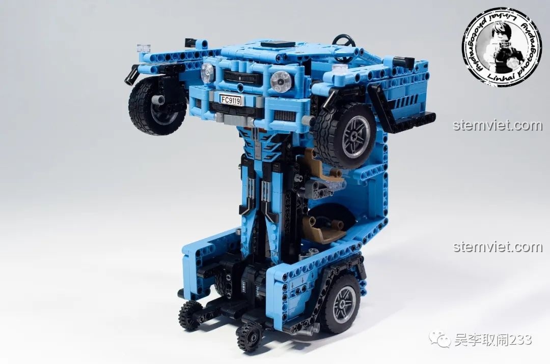 Quá trình biến hình của Robot chiến đấu từ xe địa hình FC9119, phần đầu xe được nâng lên.