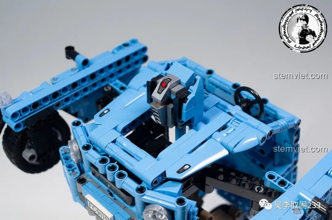 Bước cuối cùng trong quá trình biến hình của Forange FC9119: lật đầu robot ra từ nắp capo.