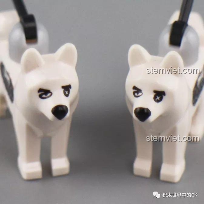 Cận cảnh biểu cảm đôi mắt có thể thay đổi của hai chú chó máy trong bộ Winner 8056.