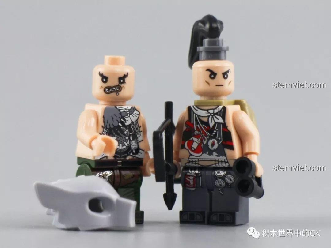 Hai minifigure Winner 8056 với khuôn mặt thay thế, một bên bình thường và một bên tức giận.