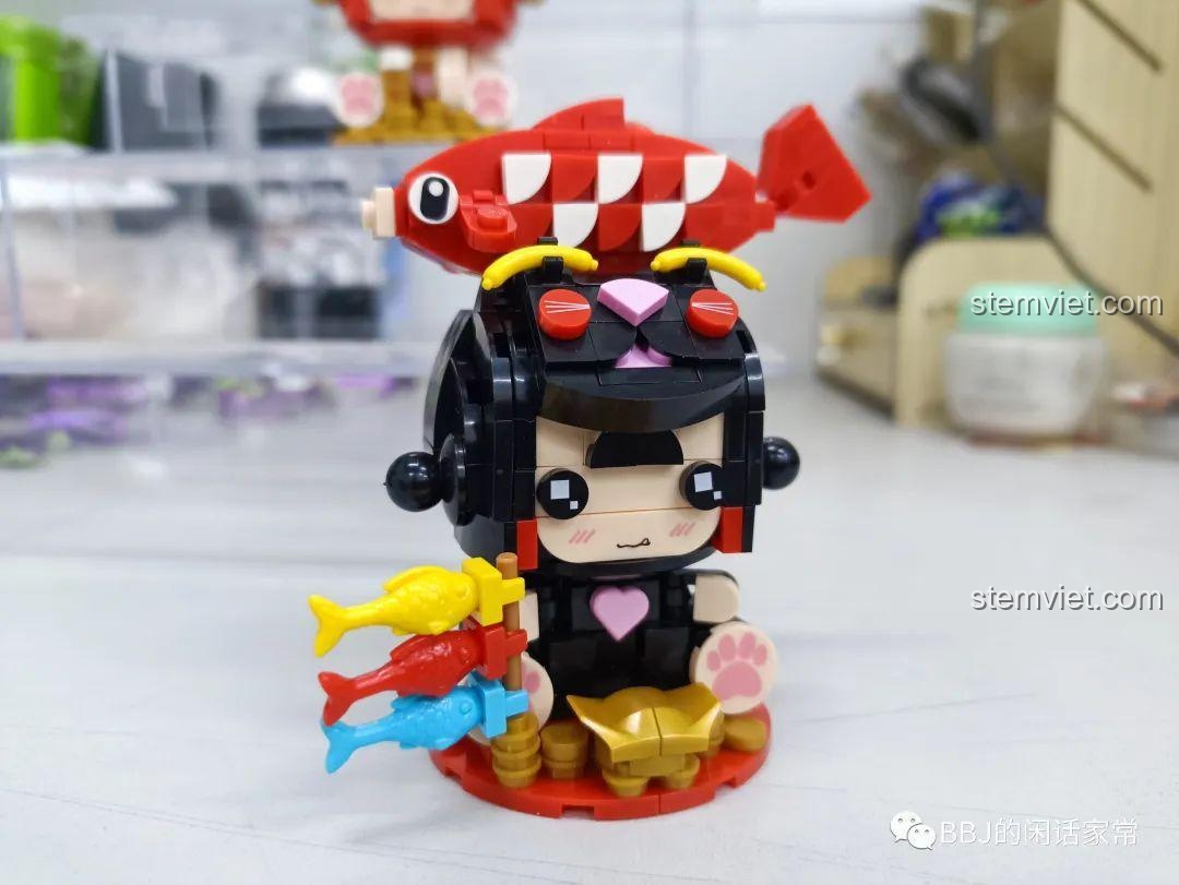 Cận cảnh khuôn mặt và các chi tiết phía trước của mô hình Mèo Thần Tài Koi Jinrui 2054.