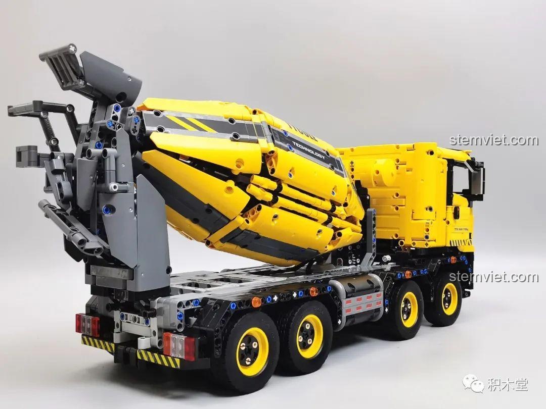 Chi tiết bình chứa nước trên mô hình Xe Trộn Bê Tông Tycole T4005, vị trí đặt pin sạc.