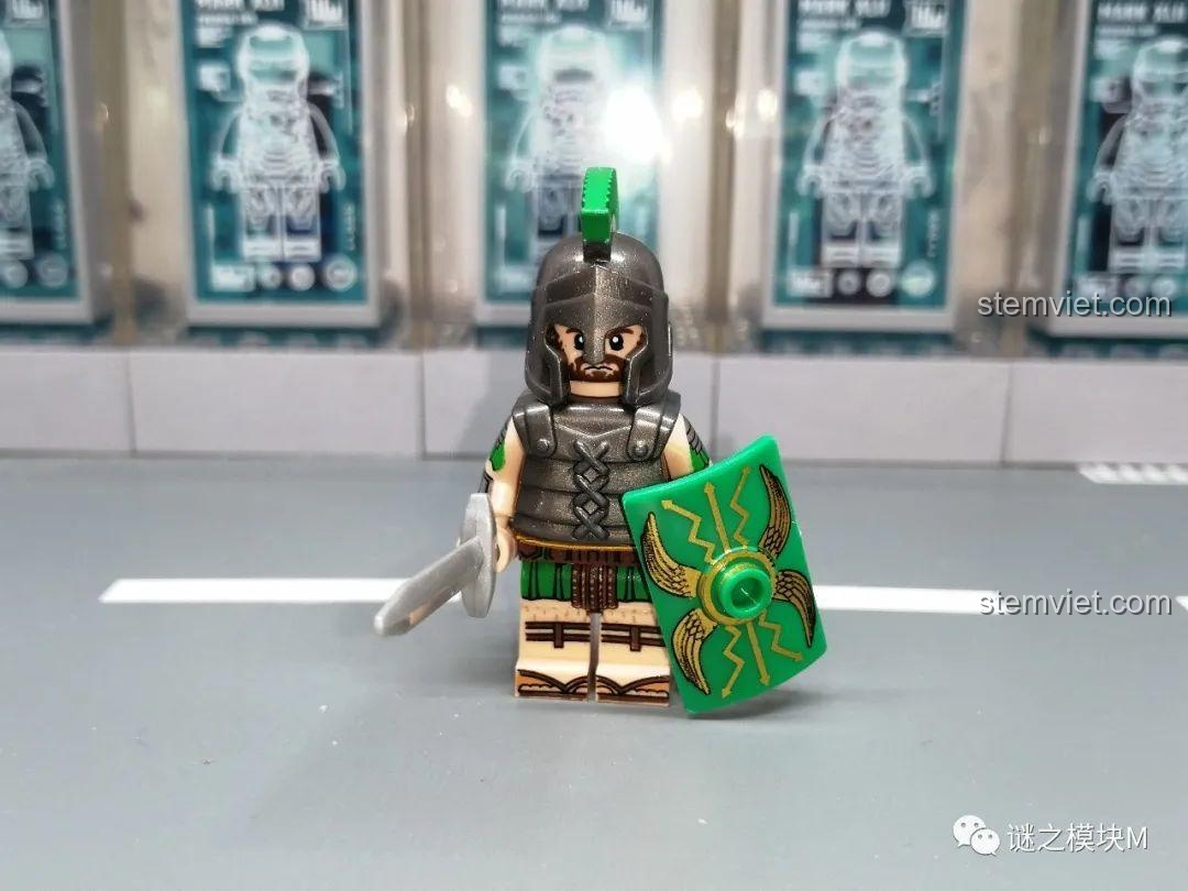Minifigure binh lính La Mã khác từ bộ XINH, với giáp và khiên xanh lá. Đánh giá XINH X0316 Lính Sparta.