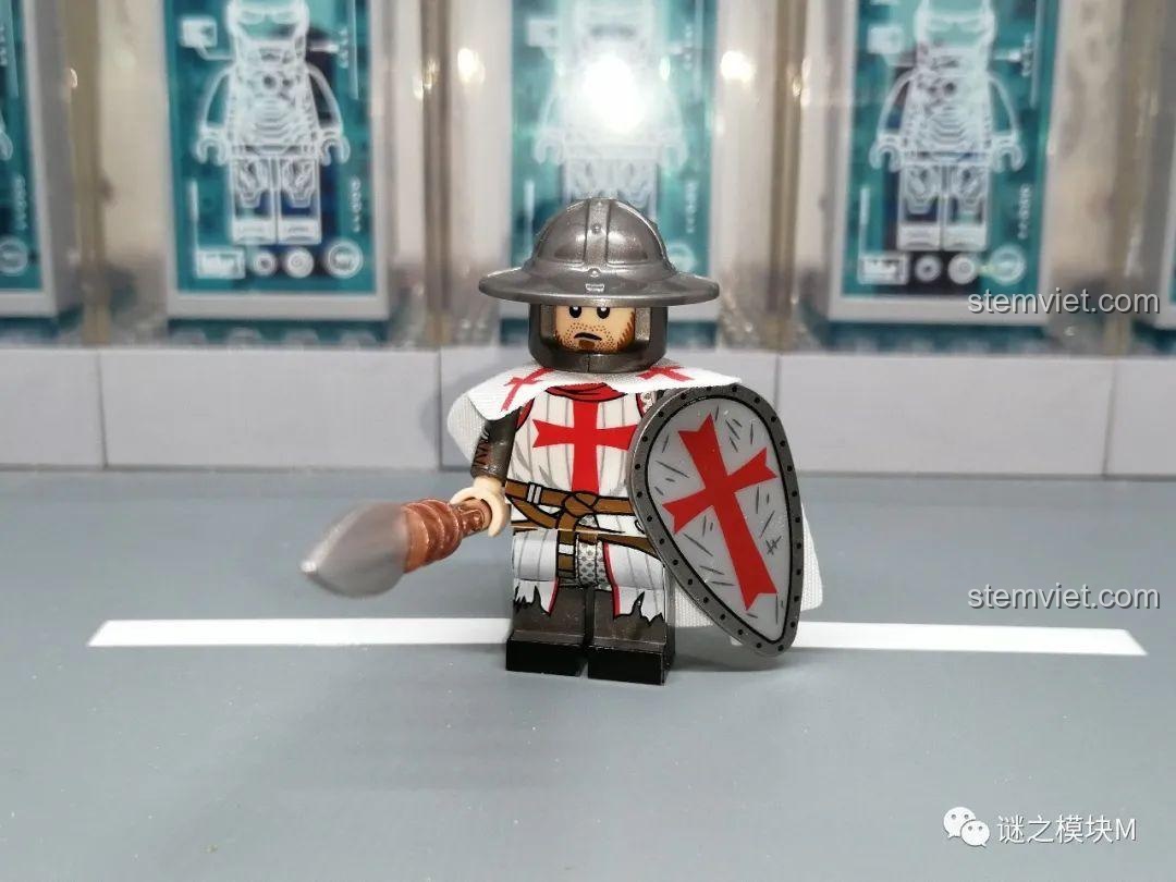 Minifigure một Hiệp sĩ Dòng Đền khác từ bộ XINH, cầm giáo và khiên, đội mũ sắt. Trải nghiệm XINH 316 Chiến binh La Mã.