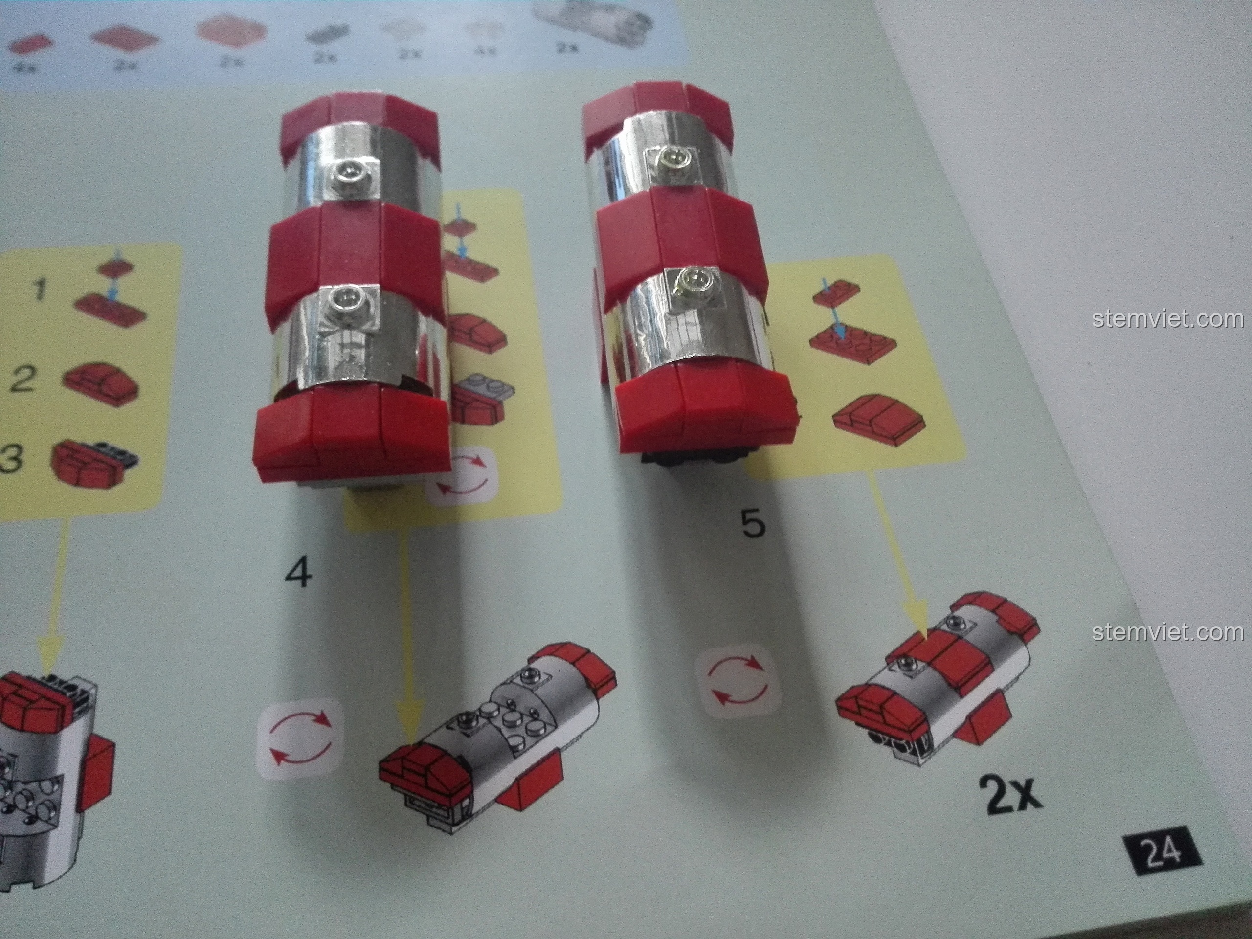 Hai bình xăng mạ chrome sáng bóng, một chi tiết nổi bật của bộ lắp ráp Xingbao XB-03012.