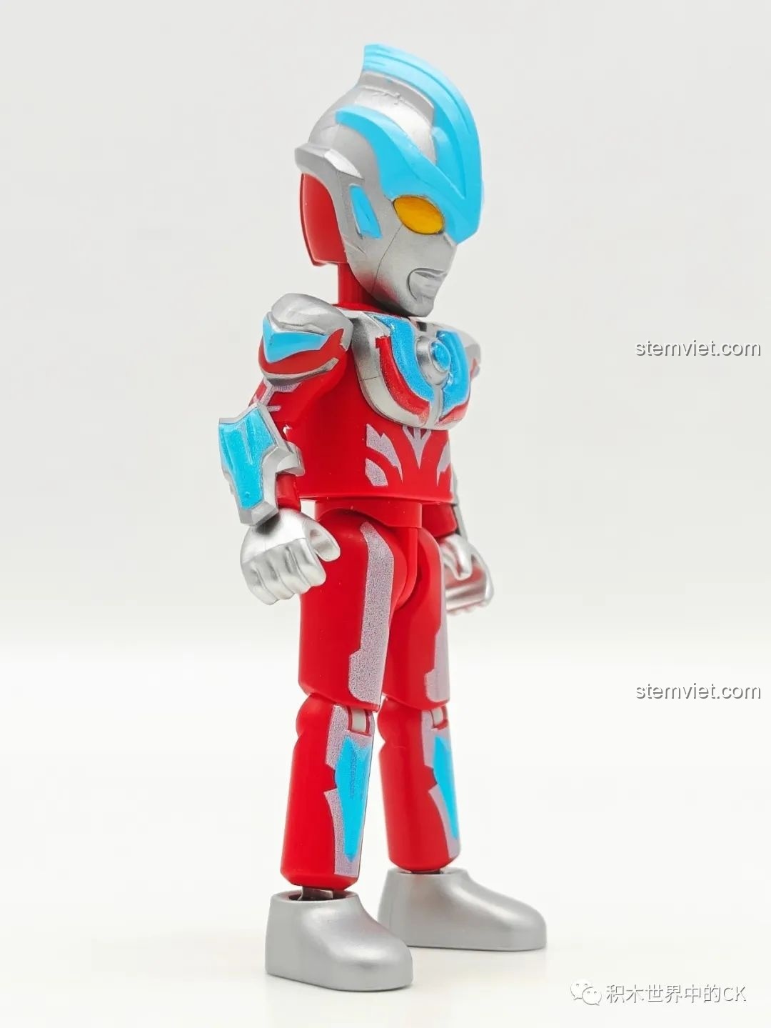 Ba mô hình Ultraman từ bộ sưu tập BLOKEES Ultraman Meijian GV-09 đứng cạnh nhau, thể hiện sự đa dạng về thiết kế và màu sắc của các siêu anh hùng.