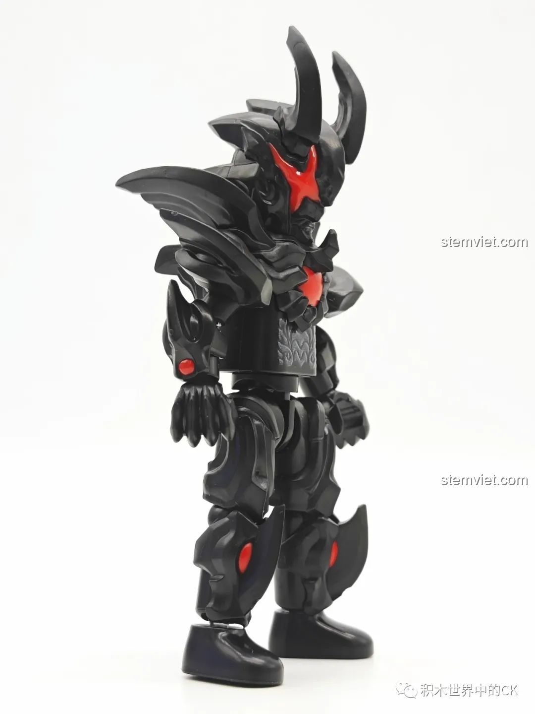 Góc nghiêng của mô hình Dark Lugiel (GV-09 06) từ bộ xếp hình BLOKEES Ultraman Meijian GV-09, cho thấy các khớp nối linh hoạt và thiết kế tổng thể cân đối.