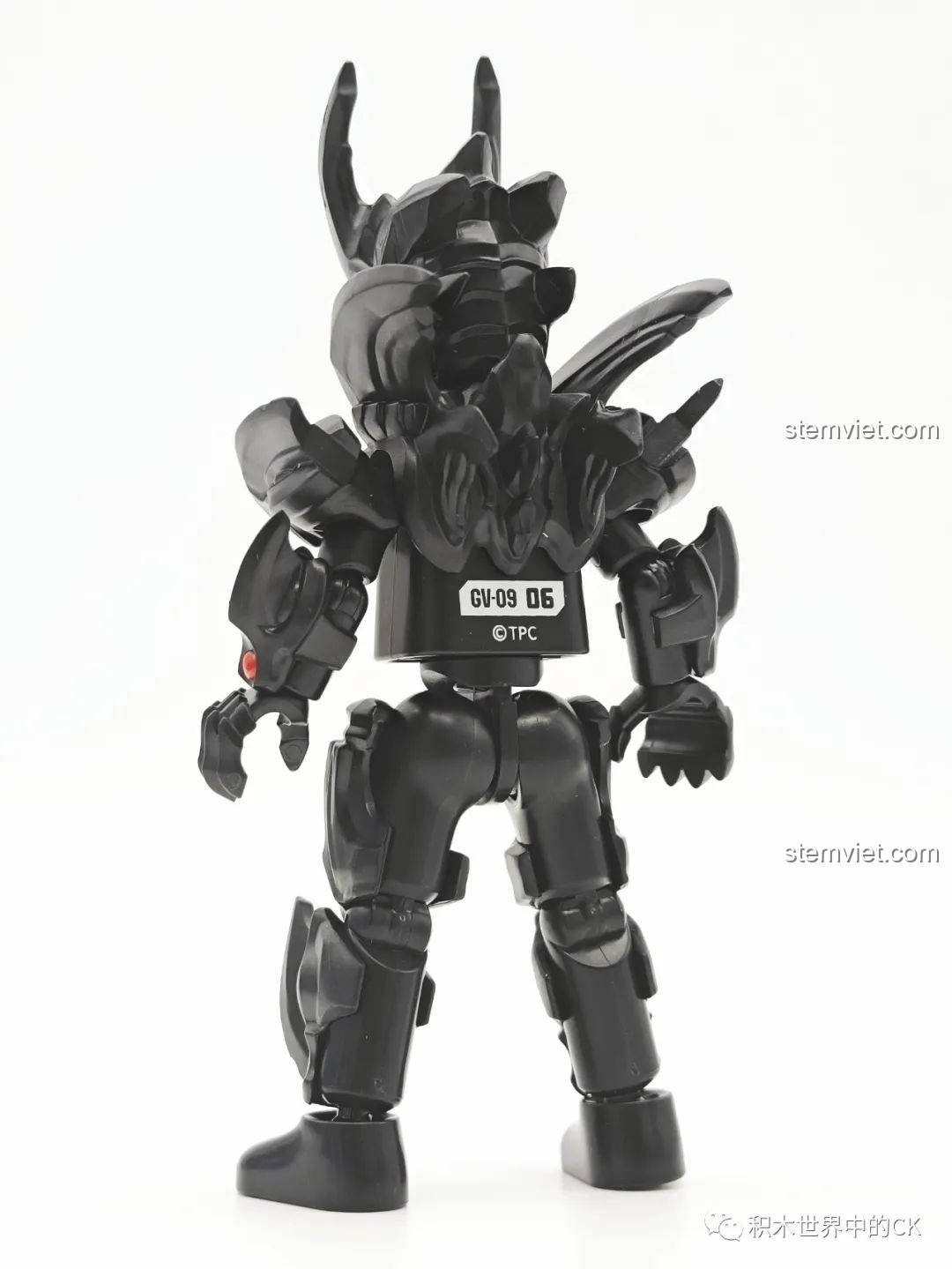 Mặt sau của mô hình Dark Lugiel (GV-09 06) trong bộ đồ chơi lắp ráp Ultraman Meijian GV-09, với các chi tiết giáp và số hiệu sản phẩm được in rõ ràng.