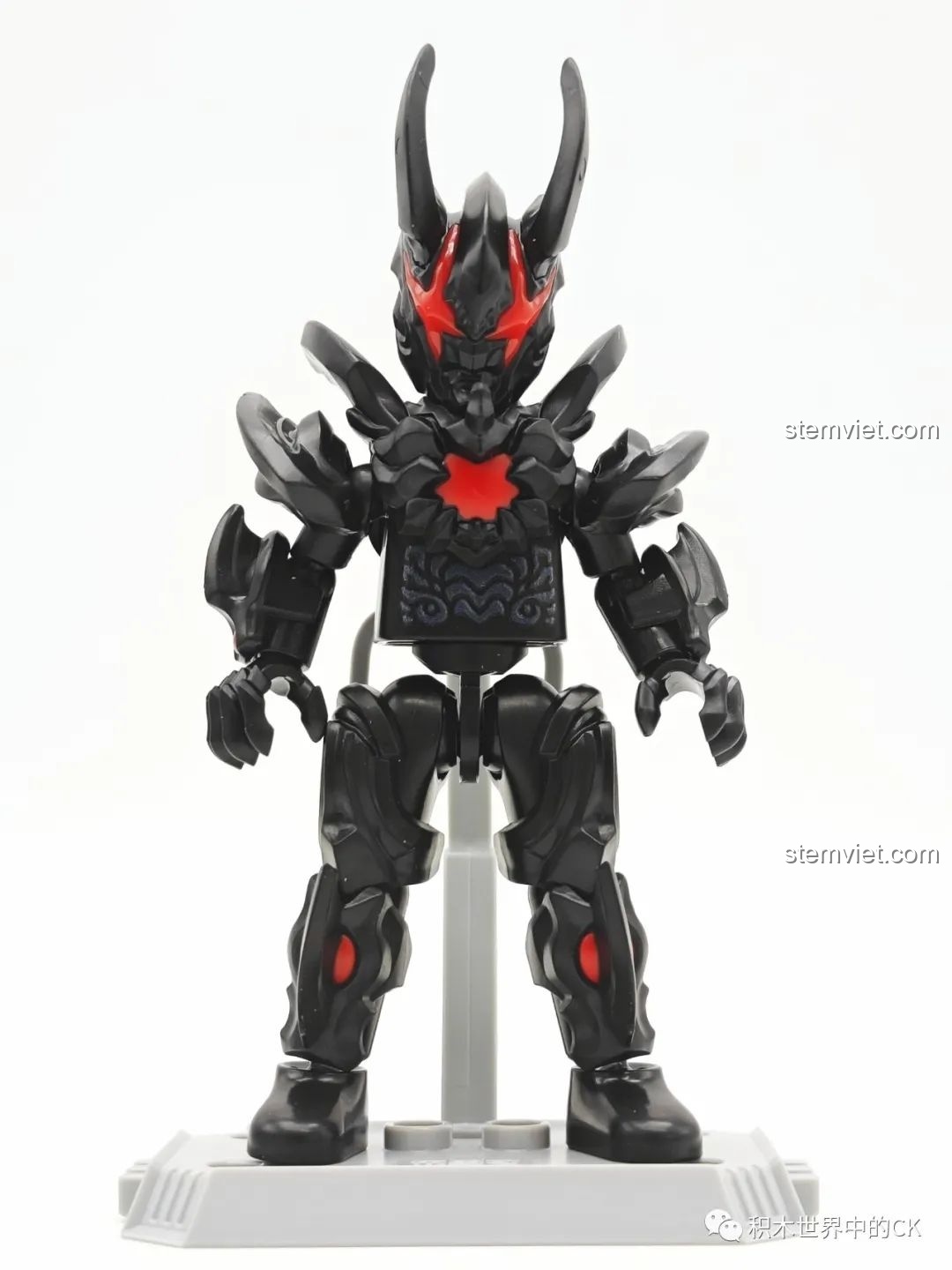 Mô hình lắp ráp Dark Lugiel (GV-09 06) trong tư thế đứng vững, được hỗ trợ bởi đế trưng bày, thể hiện khả năng tạo dáng linh hoạt của bộ đồ chơi lắp ráp Ultraman.