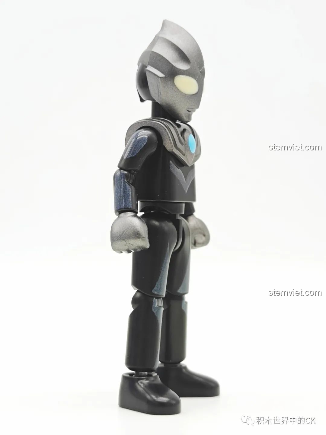 Góc nghiêng của mô hình Dark Tiga (GV-09 07) từ bộ xếp hình BLOKEES Ultraman Meijian GV-09, cho thấy các khớp nối linh hoạt và thiết kế tổng thể cân đối.