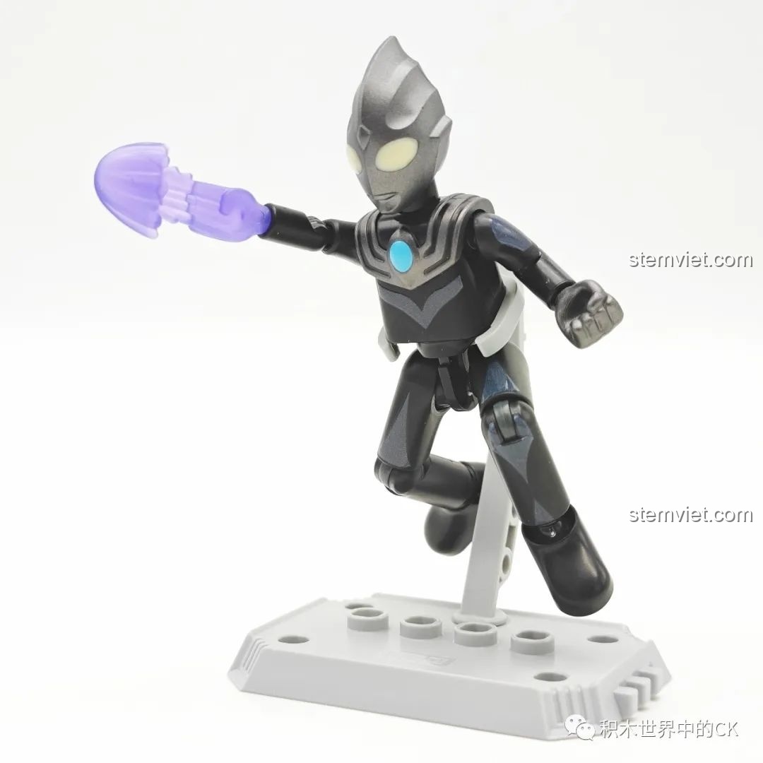 Mô hình lắp ráp Dark Tiga (GV-09 07) trong tư thế bay lượn mạnh mẽ, được hỗ trợ bởi đế trưng bày, thể hiện khả năng tạo dáng linh hoạt của bộ đồ chơi lắp ráp Ultraman.