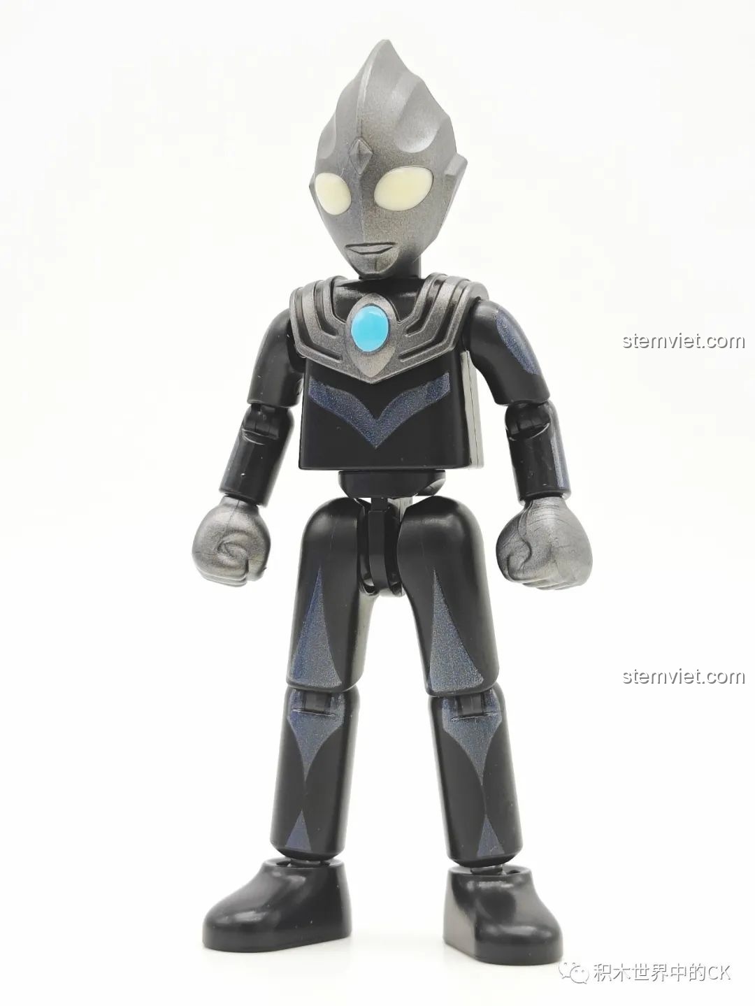 Mô hình lắp ráp Dark Tiga (GV-09 07) từ bộ sưu tập BLOKEES Ultraman Meijian GV-09, đứng thẳng, nổi bật với tông màu đen bí ẩn và thiết kế mạnh mẽ.