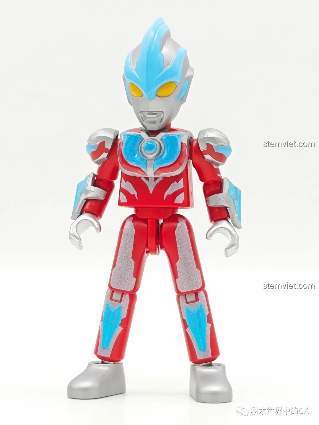 Góc nghiêng của mô hình Galaxy Ultraman (GV-09 02) từ bộ xếp hình BLOKEES Ultraman Meijian GV-09, cho thấy các khớp nối linh hoạt và thiết kế tổng thể cân đối.