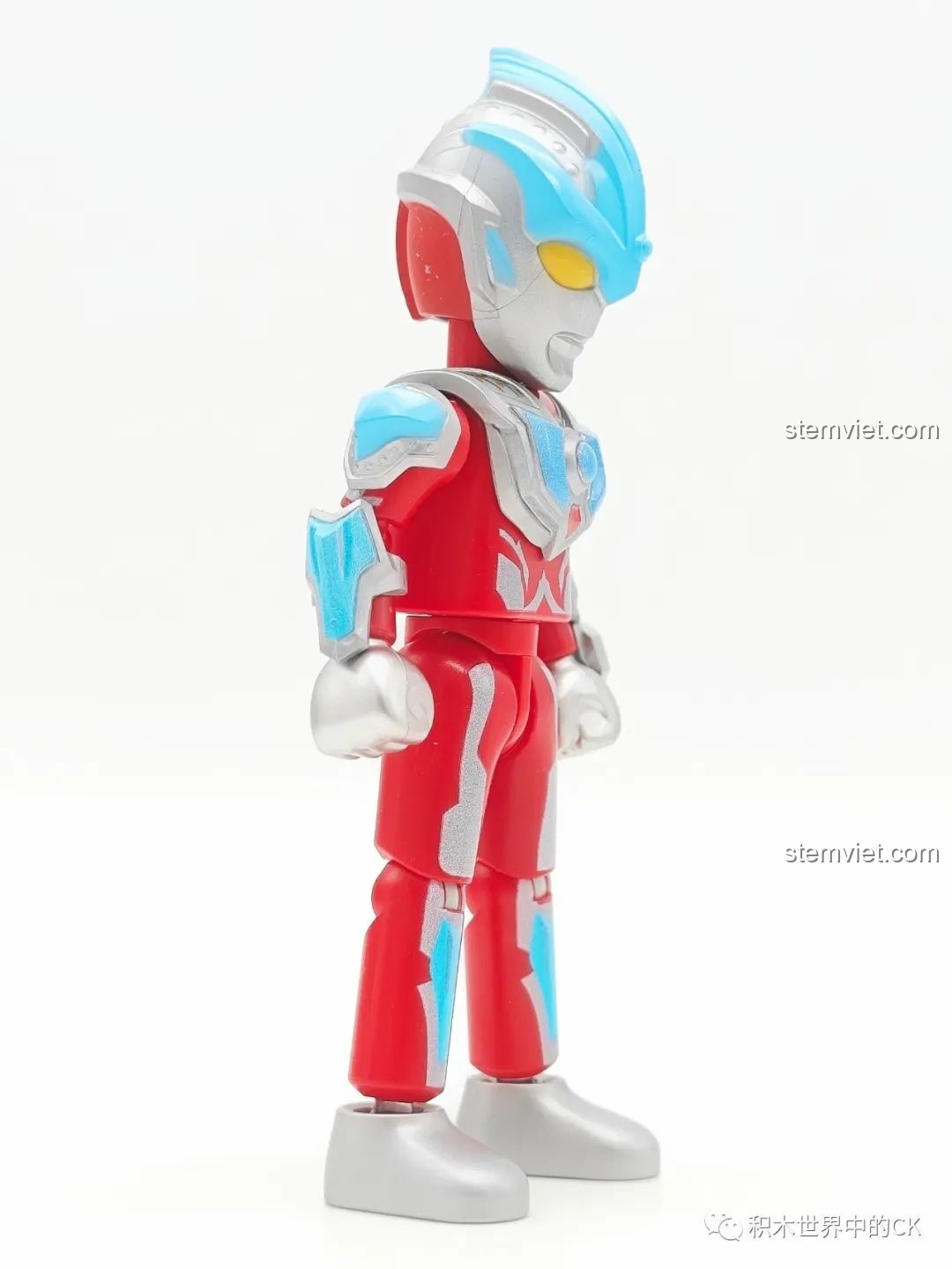 Góc nghiêng của mô hình Galaxy Ultraman Stream Form (GV-09 03) từ bộ xếp hình BLOKEES Ultraman Meijian GV-09, cho thấy các khớp nối linh hoạt và thiết kế tổng thể cân đối.