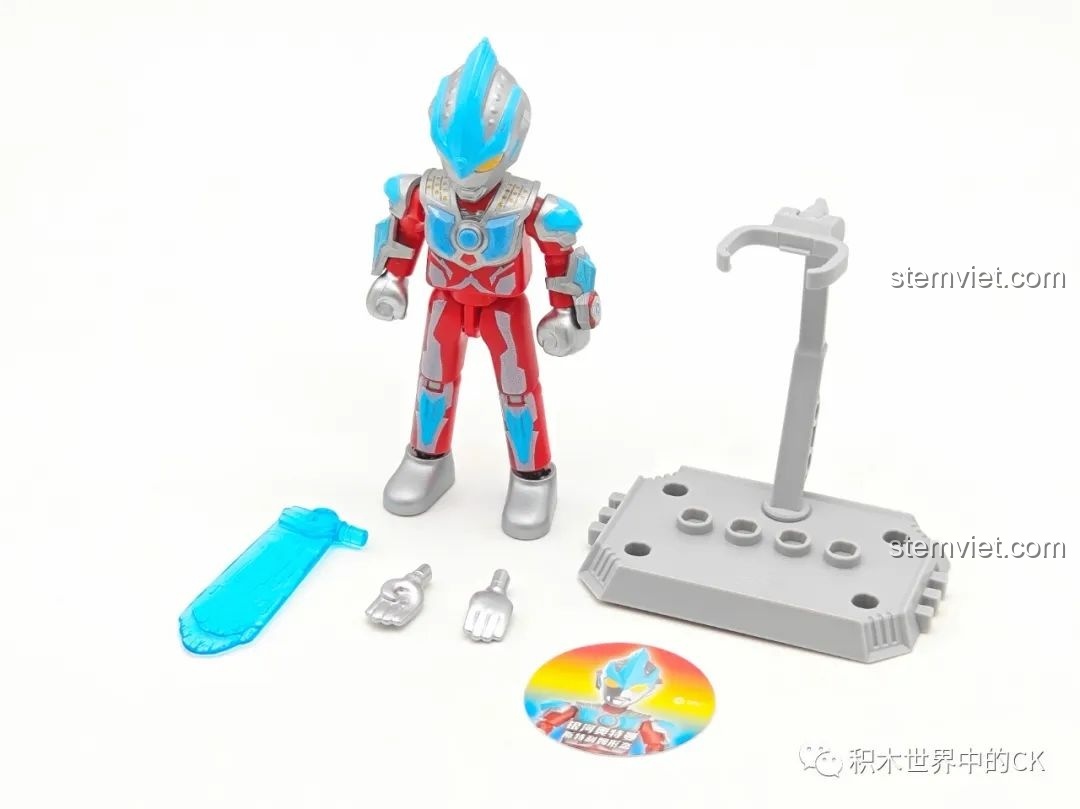 Mô hình lắp ráp Galaxy Ultraman Stream Form (GV-09 03) trong tư thế bay lượn mạnh mẽ, được hỗ trợ bởi đế trưng bày, thể hiện khả năng tạo dáng linh hoạt của bộ đồ chơi lắp ráp Ultraman.