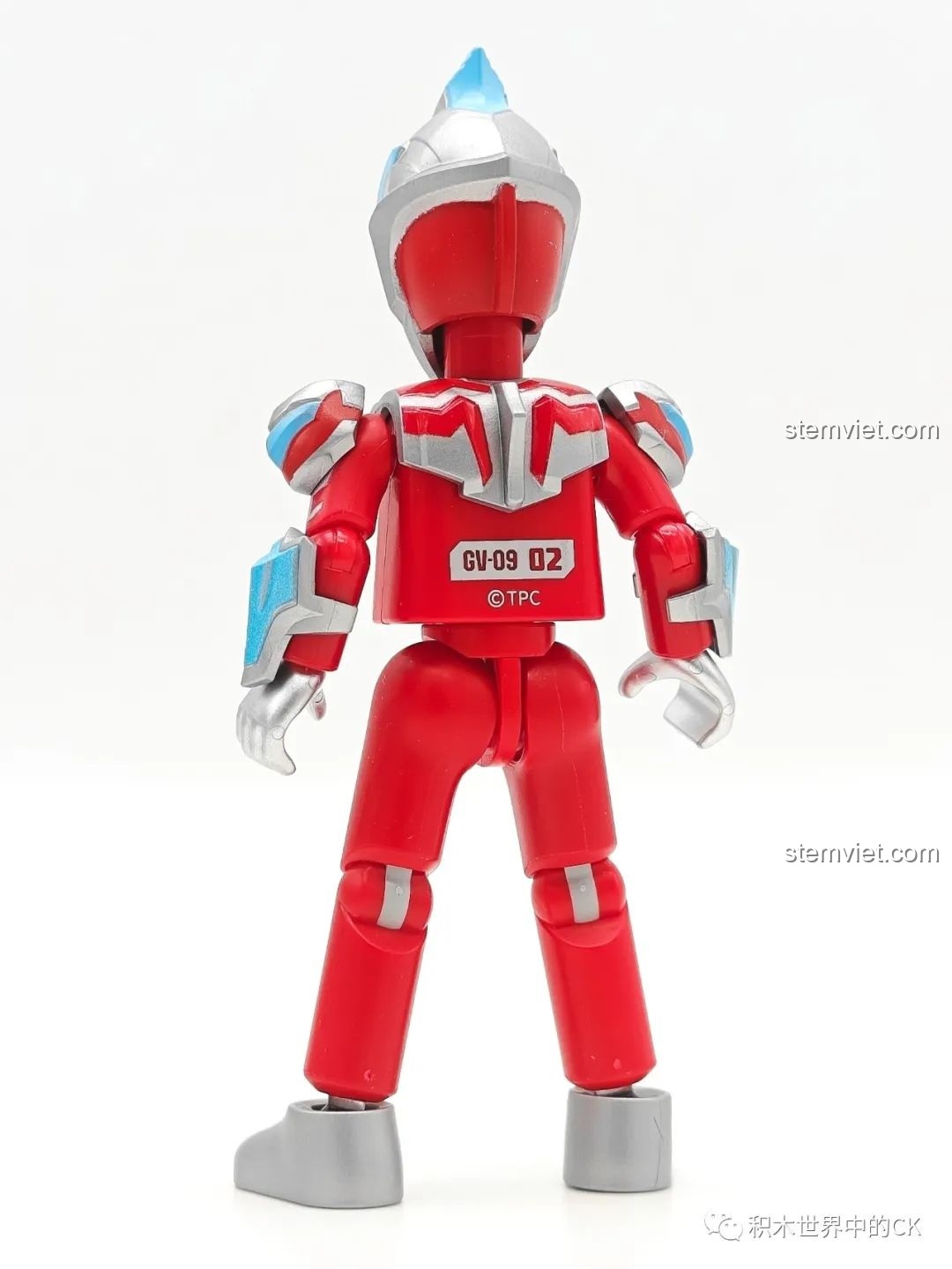 Mô hình lắp ráp Galaxy Ultraman (GV-09 02) trong tư thế chiến đấu mạnh mẽ, được hỗ trợ bởi đế trưng bày, thể hiện khả năng tạo dáng linh hoạt của bộ đồ chơi lắp ráp Ultraman.