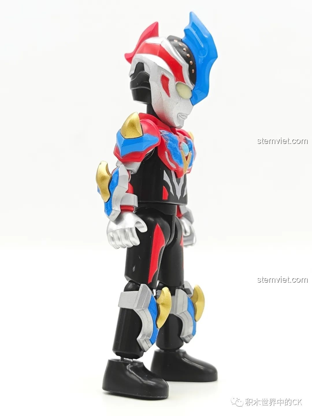 Mô hình lắp ráp Galaxy Ultraman (GV-09 02) từ bộ sưu tập BLOKEES Ultraman Meijian GV-09, đứng thẳng, nổi bật với thiết kế đẹp và màu sắc tươi sáng.