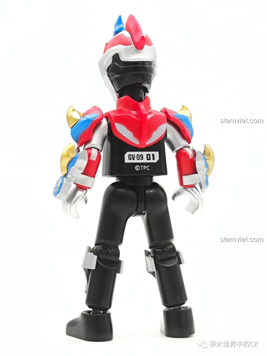 Góc nghiêng của mô hình Galaxy Victory Ultraman (GV-09 01) từ bộ xếp hình BLOKEES Ultraman Meijian GV-09, cho thấy các khớp nối linh hoạt và thiết kế tổng thể cân đối.