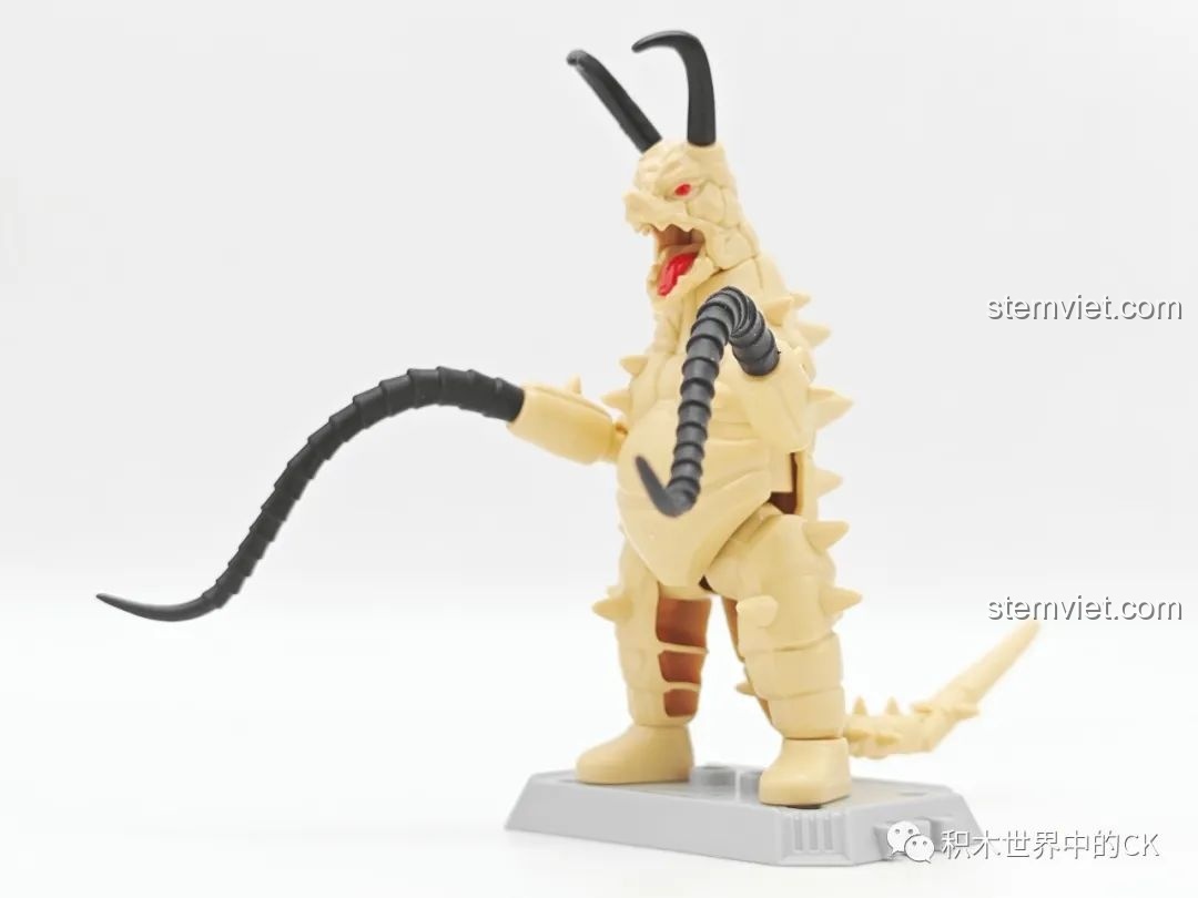 Mô hình lắp ráp Gudon (GV-09 09) trong tư thế đứng vững, được hỗ trợ bởi đế trưng bày, thể hiện khả năng tạo dáng linh hoạt của bộ đồ chơi lắp ráp Ultraman.