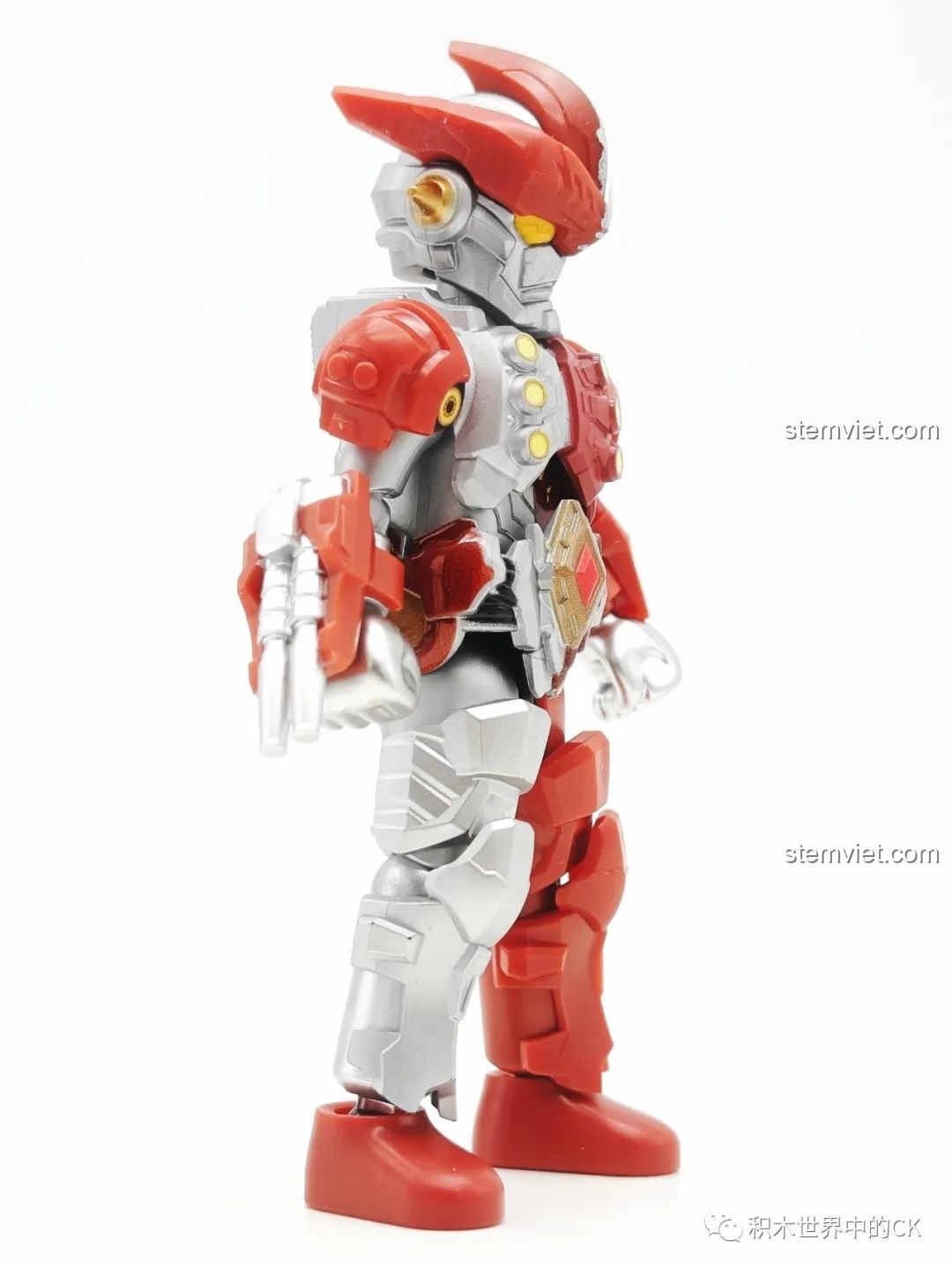 Góc nghiêng của mô hình Iron No. 9 (GV-09 05) từ bộ xếp hình BLOKEES Ultraman Meijian GV-09, cho thấy các khớp nối linh hoạt và thiết kế tổng thể cân đối.