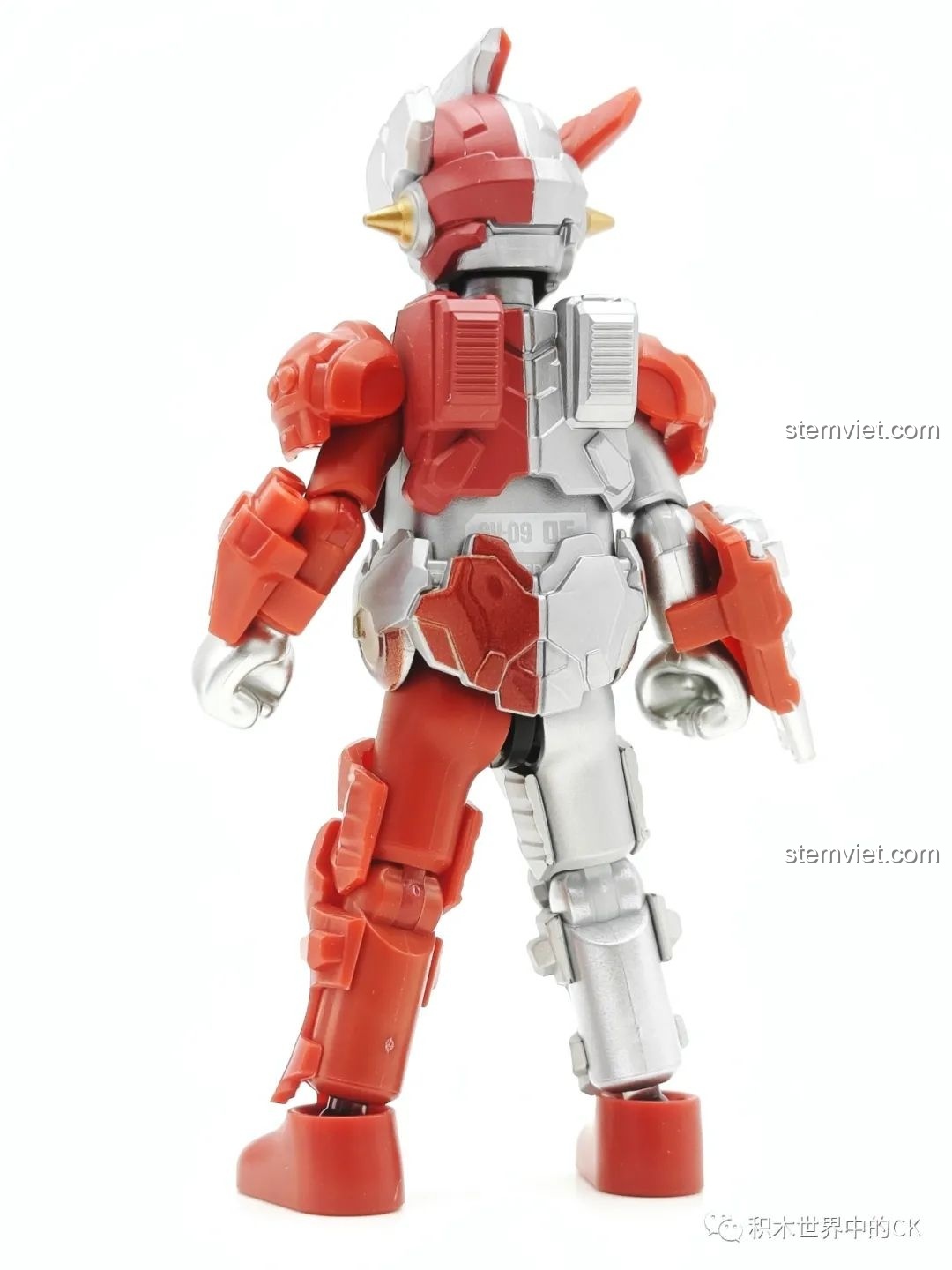 Mặt sau của mô hình Iron No. 9 (GV-09 05) trong bộ đồ chơi lắp ráp Ultraman Meijian GV-09, với các chi tiết giáp và số hiệu sản phẩm được in rõ ràng.