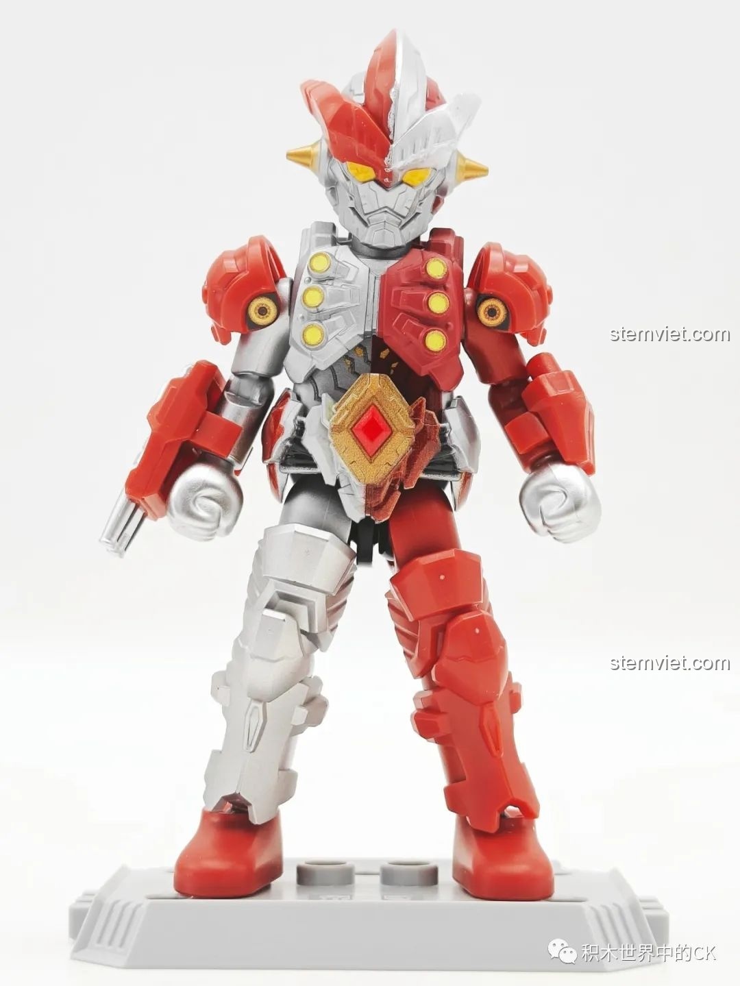 Mô hình lắp ráp Iron No. 9 (GV-09 05) trong tư thế đứng vững, được hỗ trợ bởi đế trưng bày, thể hiện khả năng tạo dáng linh hoạt của bộ đồ chơi lắp ráp Ultraman.