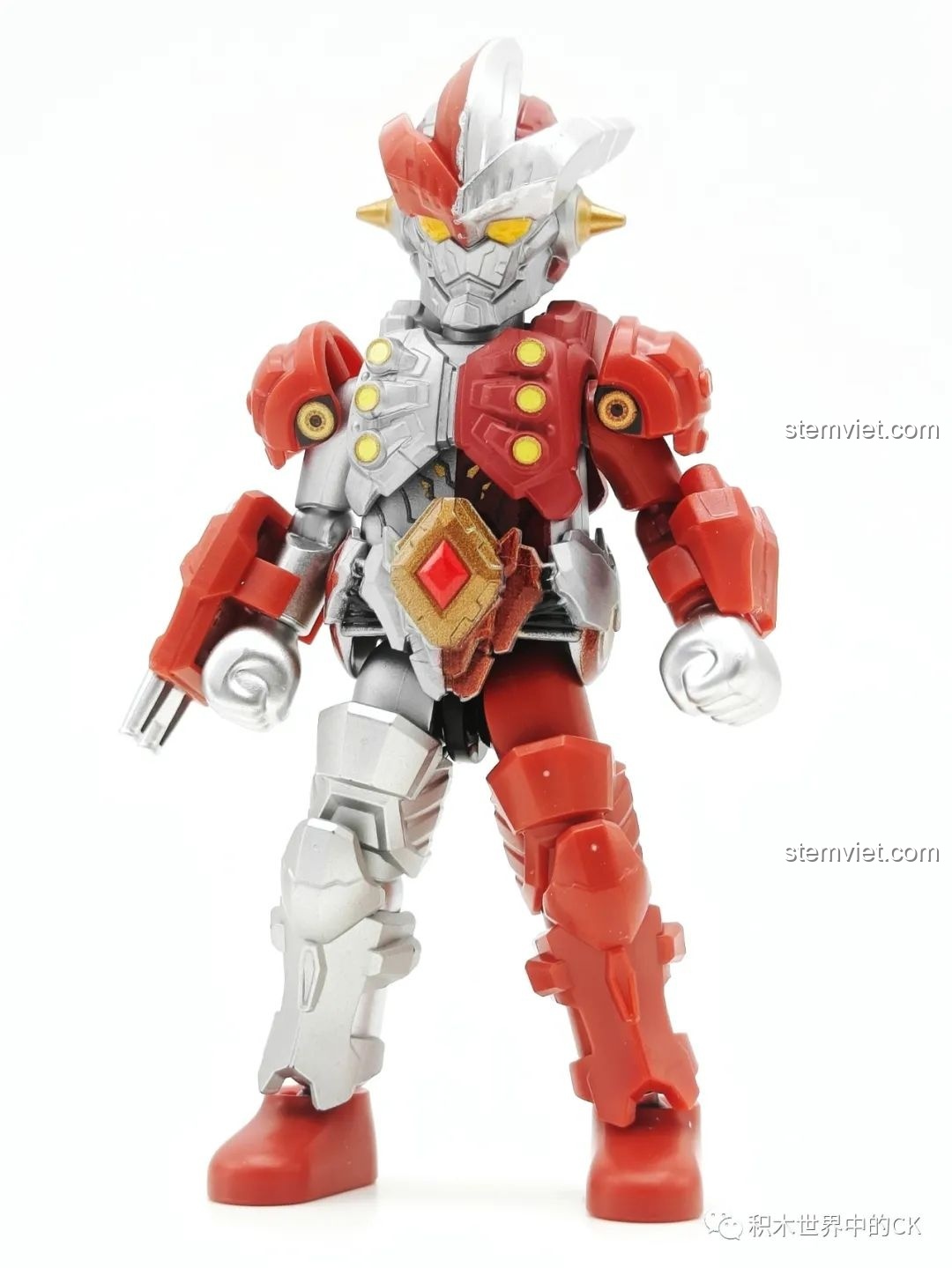 Mô hình lắp ráp Iron No. 9 (GV-09 05) từ bộ sưu tập BLOKEES Ultraman Meijian GV-09, đứng thẳng, nổi bật với tông màu đỏ bạc và thiết kế giáp trụ mạnh mẽ.