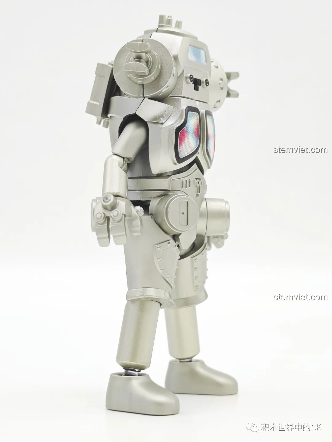 Góc nghiêng của mô hình King Joe (GV-09 08) từ bộ xếp hình BLOKEES Ultraman Meijian GV-09, cho thấy các khớp nối linh hoạt và thiết kế tổng thể cân đối.