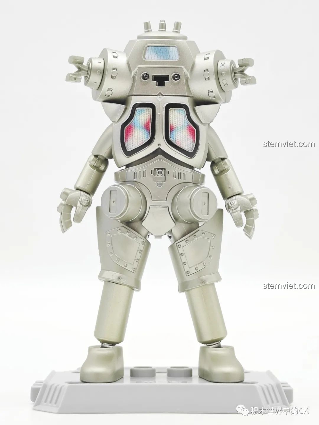 Mô hình lắp ráp King Joe (GV-09 08) trong tư thế đứng vững, được hỗ trợ bởi đế trưng bày, thể hiện khả năng tạo dáng linh hoạt của bộ đồ chơi lắp ráp Ultraman.