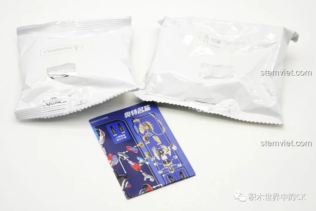 Nội dung bên trong một hộp nhỏ của bộ xếp hình BLOKEES Ultraman Meijian GV-09, bao gồm các túi linh kiện và tờ hướng dẫn lắp ráp mô hình Ultraman.