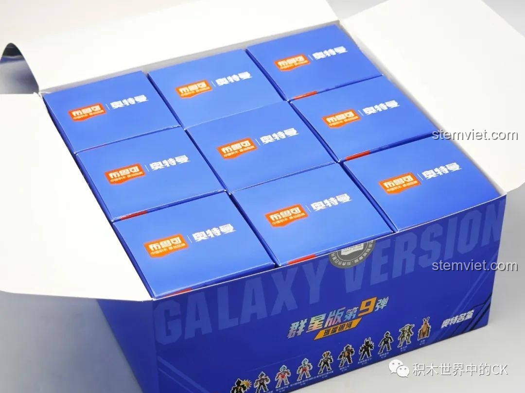 Bên trong hộp lớn của bộ sưu tập BLOKEES Ultraman Meijian GV-09 là 9 hộp nhỏ riêng lẻ, mỗi hộp chứa một mô hình lắp ráp Ultraman hoặc quái vật.