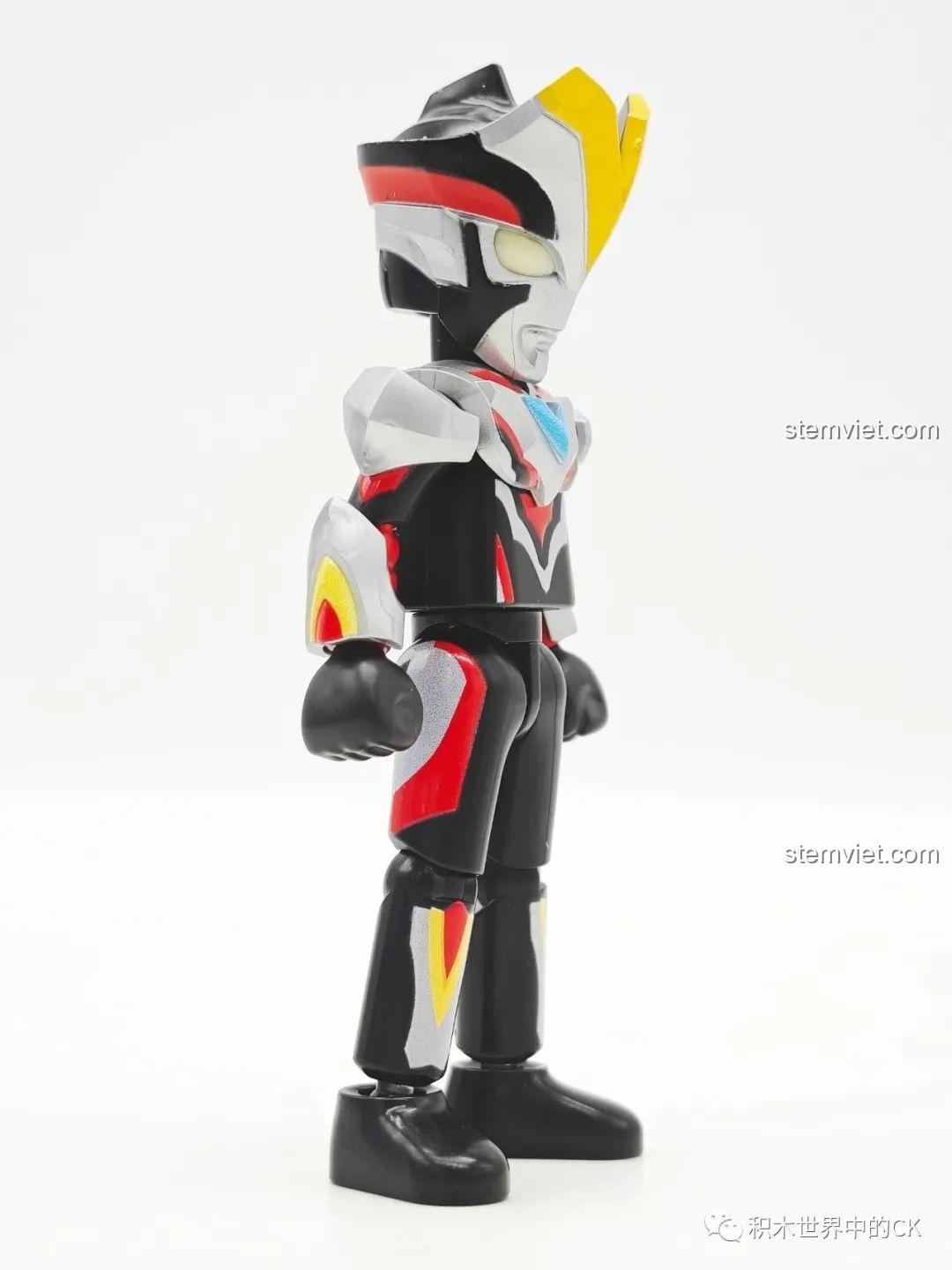 Góc nghiêng của mô hình Victory Ultraman (GV-09 04) từ bộ xếp hình BLOKEES Ultraman Meijian GV-09, cho thấy các khớp nối linh hoạt và thiết kế tổng thể cân đối.