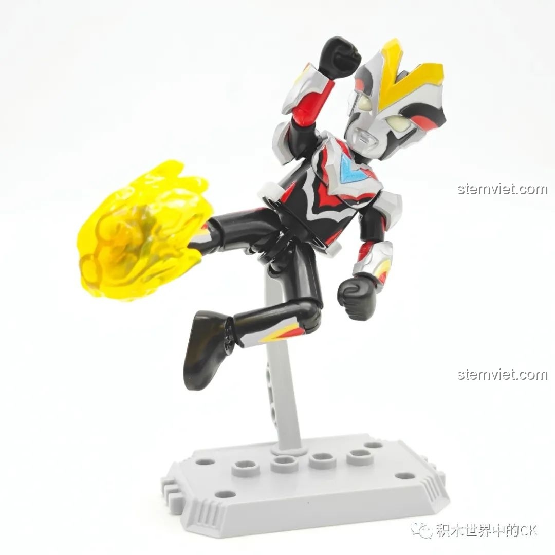 Mô hình lắp ráp Victory Ultraman (GV-09 04) trong tư thế đá mạnh mẽ, được hỗ trợ bởi đế trưng bày, thể hiện khả năng tạo dáng linh hoạt của bộ đồ chơi lắp ráp Ultraman.
