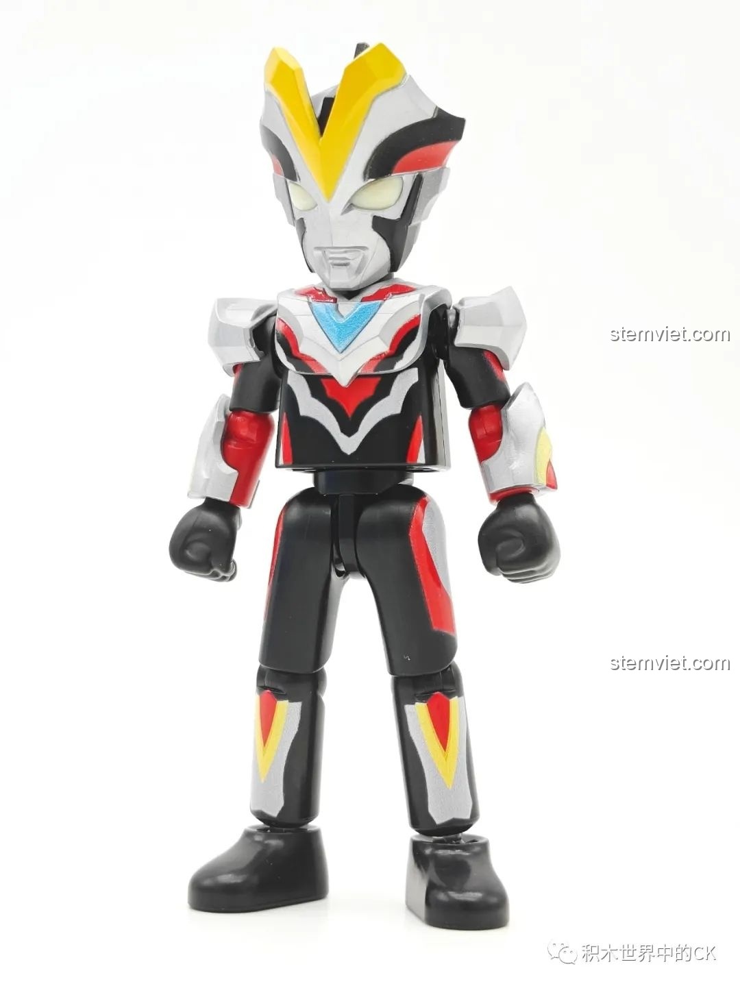 Mô hình lắp ráp Victory Ultraman (GV-09 04) từ bộ sưu tập BLOKEES Ultraman Meijian GV-09, đứng thẳng, thể hiện thiết kế mạnh mẽ và chi tiết sắc nét.