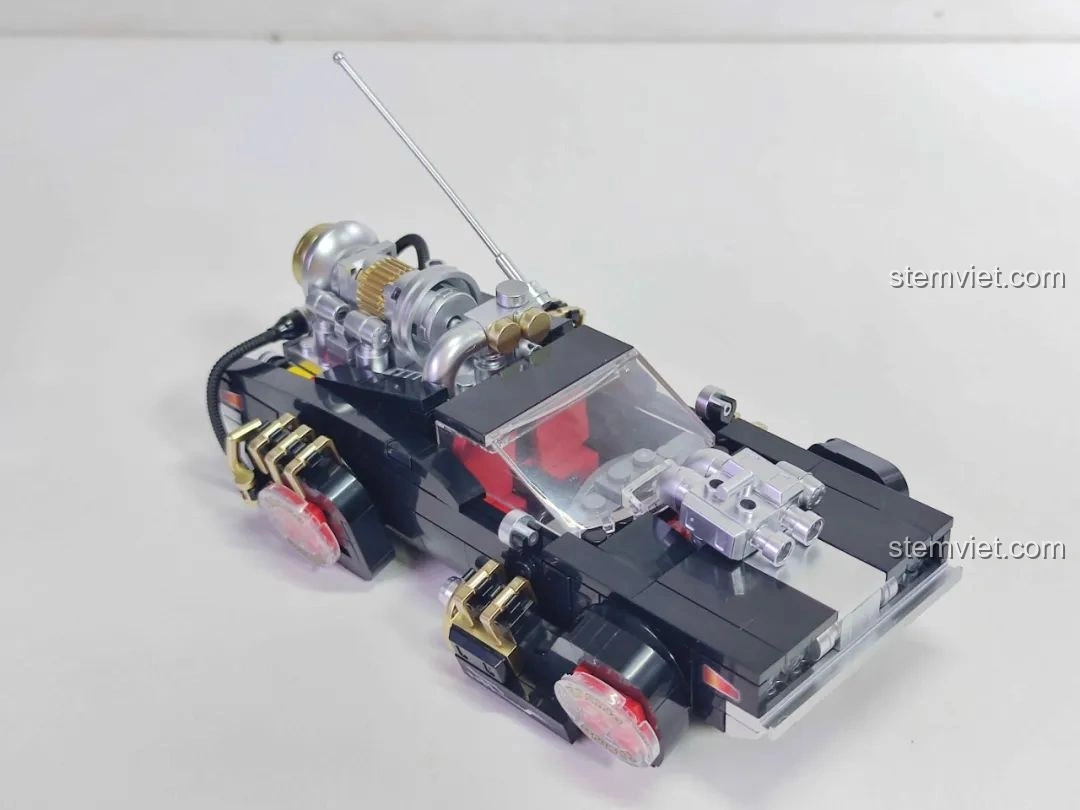 Góc nhìn từ trên xuống của ba mô hình xe Pinbo Back to the Future, thể hiện sự khác biệt về thiết kế và chi tiết.