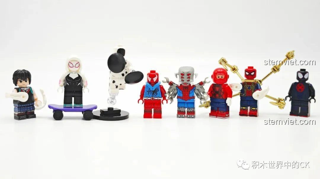 Bộ sưu tập 8 minifigure KORUIT KT1069 Người Nhện: Du Hành Vũ Trụ được trưng bày cùng nhau.