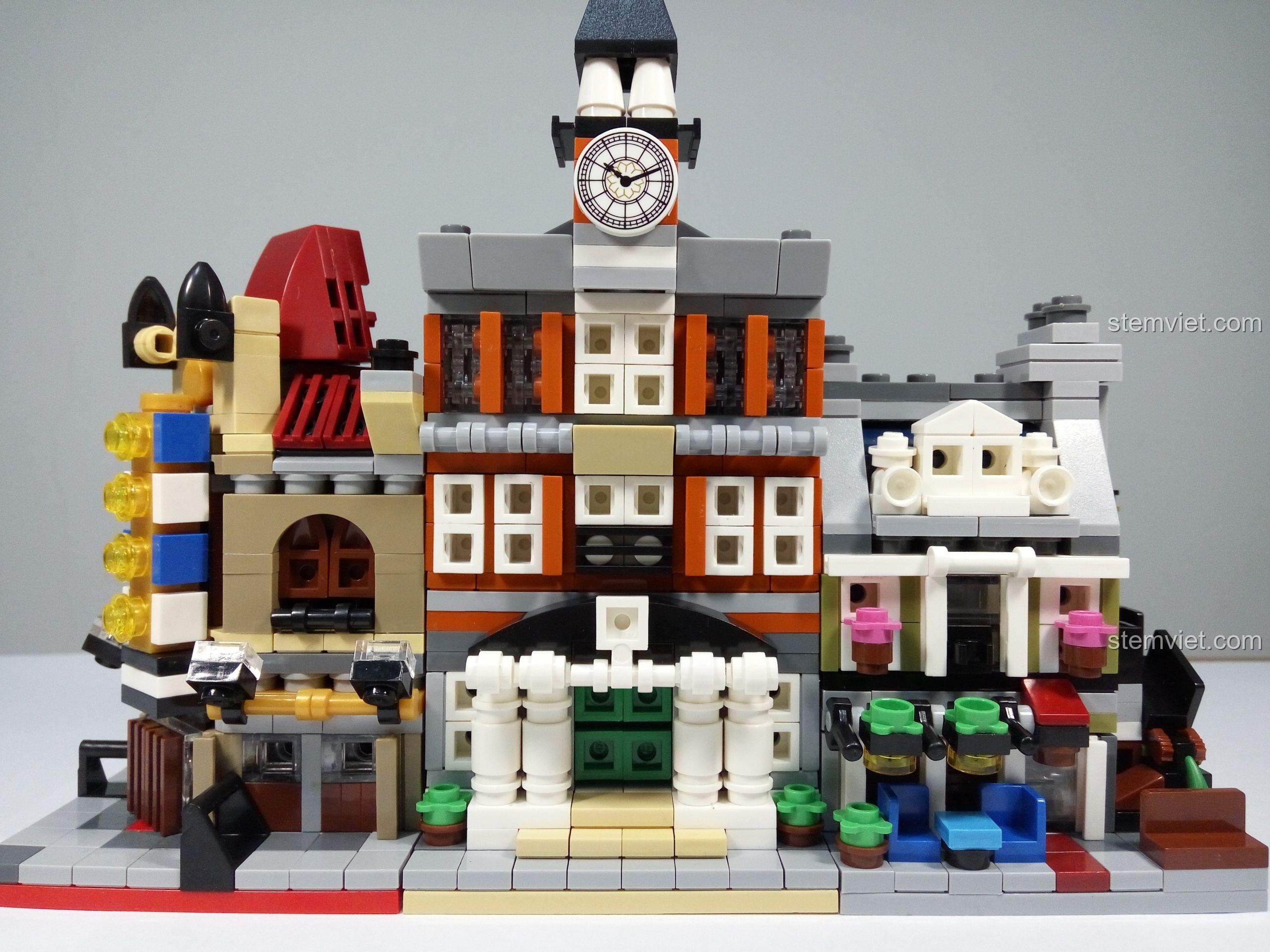 Ba mô hình Rạp Hát, Nhà Hàng Paris và Tòa Thị Chính Mini của Decool được đặt cạnh nhau.