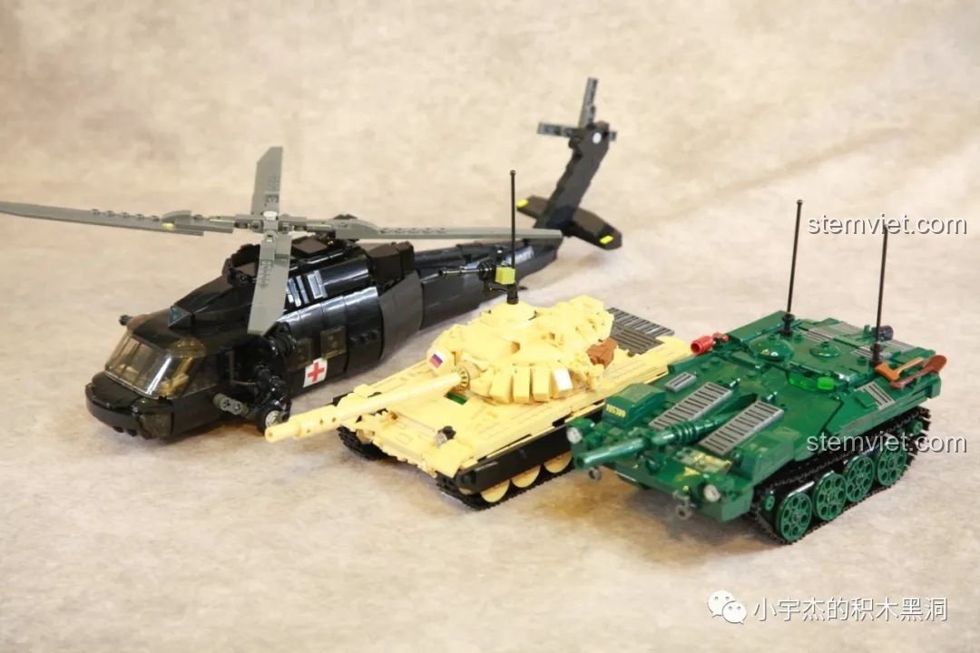 Bộ sưu tập ba mô hình quân sự của Sluban gồm trực thăng Black Hawk, xe tăng T-72 và xe tăng STRV-103.