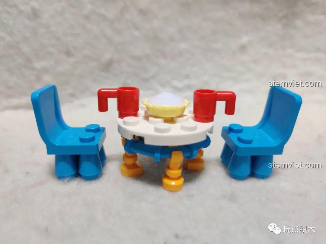 Bộ bàn ghế mini đã lắp ráp xong từ bộ SY6578B với tông màu xanh, trắng và vàng.